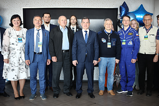 Мэр Максим Кудрявцев вместе с космонавтами Александром Лазуткиным и Андреем Борисенко дал старт XX «СибАстро» в Новосибирске