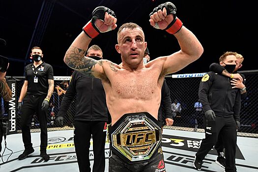 Волкановски отстоял титул чемпиона UFC
