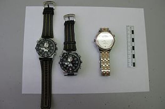 В Калининском районе нашли контрафактные часы и телефоны