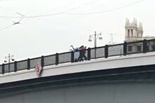 Сотрудники ГБУ остановили девушку от прыжка с моста в Москве
