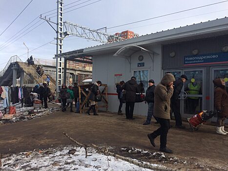 Стихийную торговлю организовали у станции Новоподрезково в Москве