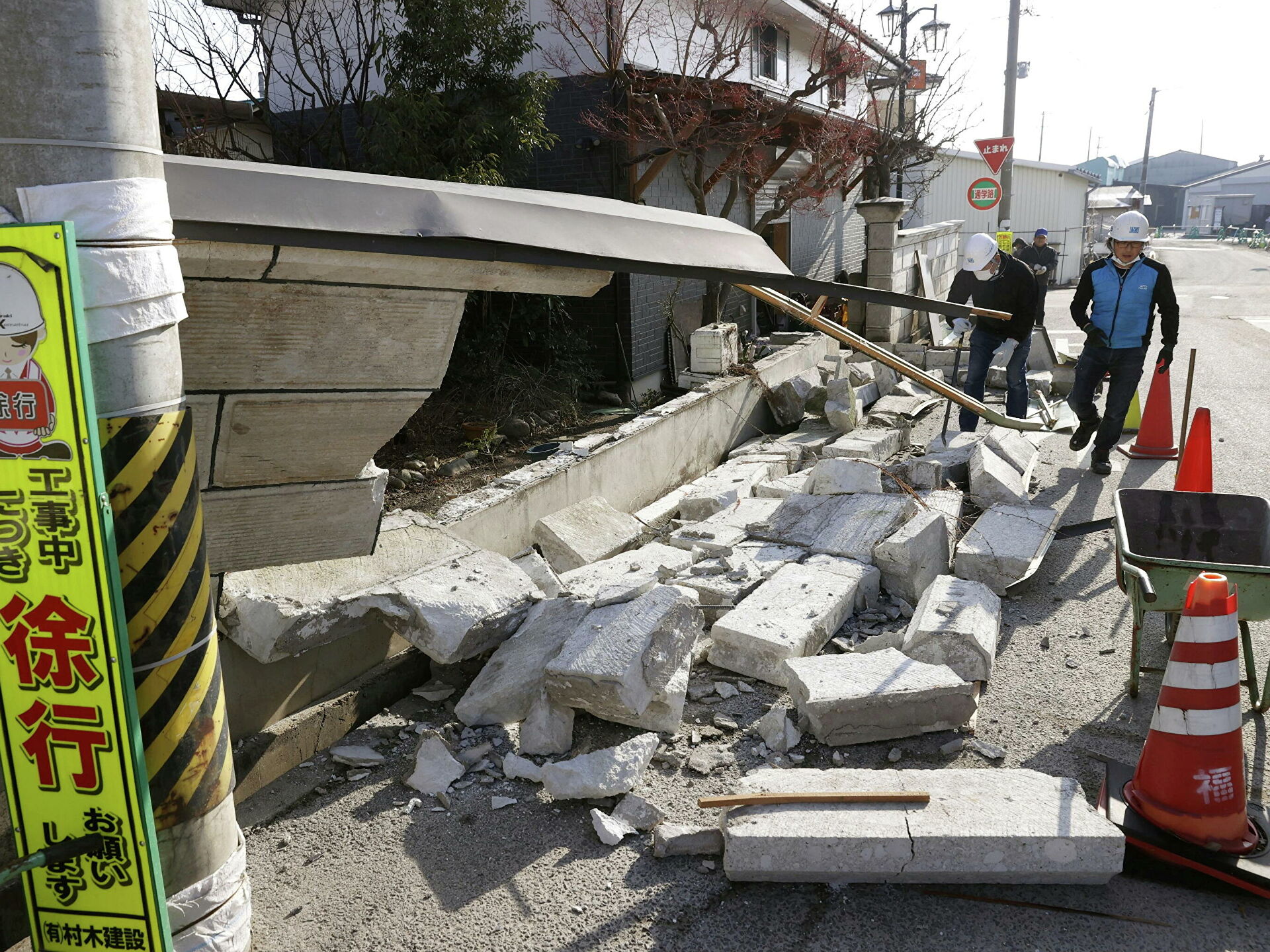 Япония землетрясение 2021 сейчас. Цунами фукусима 2011. Последствия землетрясения в японии 2022. Цунами в токио 2011. Токио землетрясение 2021.