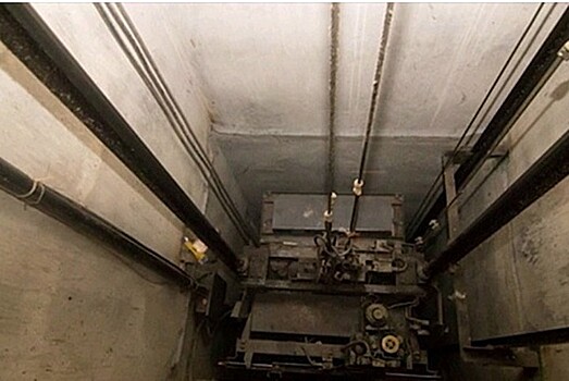 Рабочий скончался после падения в шахту лифта на западе Москвы