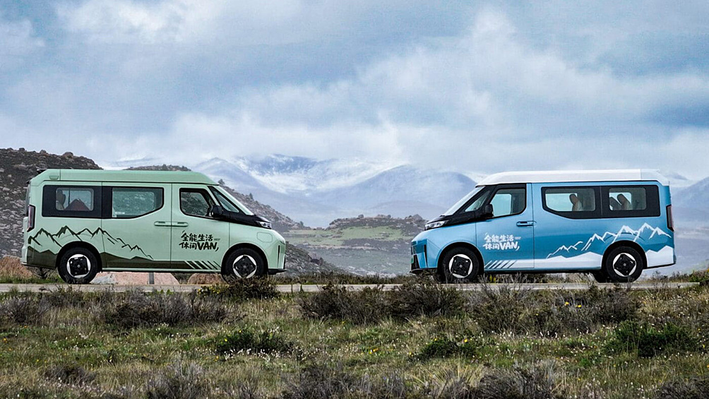 Farizon, дочерний бренд Geely, запустил в Китае полностью электрический кемпер на базе модели SuperVAN. Автомобиль длиной свыше 5 м с подъёмной крышей предлагает запас хода 460 км. Электромотор мощностью 231 л.с. (336 Н·м) сочетается с литий-железо-фосфатной батареей, поддерживающей функцию Vehicle-to-Load для питания внешних устройств. Стартовая цена в Китае — 263 тысячи юаней (около 2,95 миллионов рублей по текущему курсу).