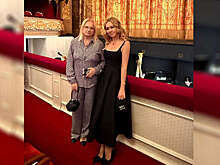 Продюсер Рудковская в платье с вырезом пришла на балет с матерью