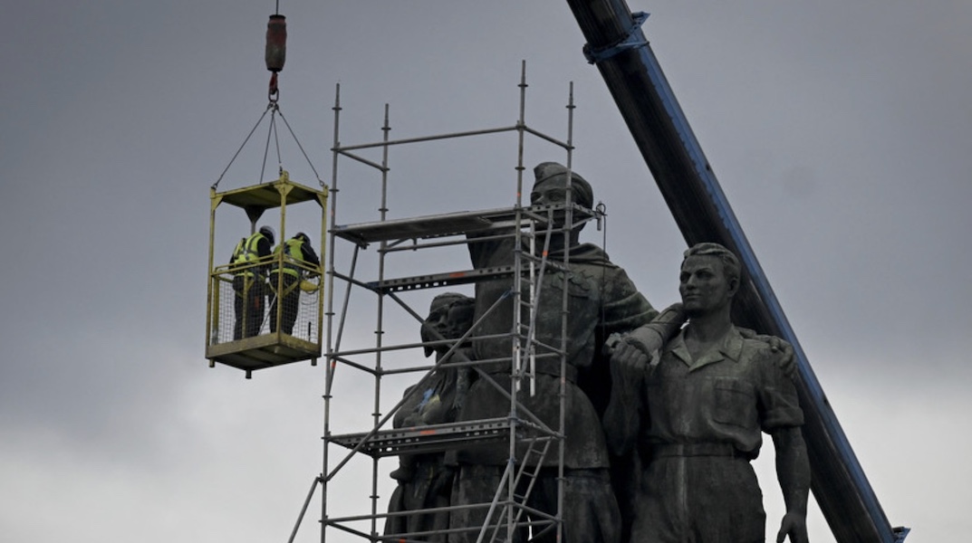 БТА: в Болгарии возобновили демонтаж памятника Советской армии в Софии