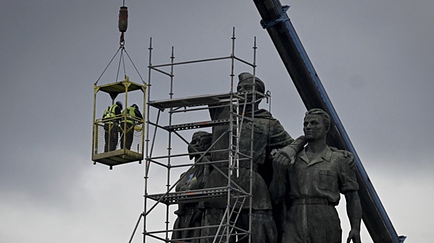 В Болгарии возобновили демонтаж памятника Советской армии в Софии