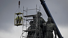 В Болгарии возобновили демонтаж памятника Советской армии в Софии