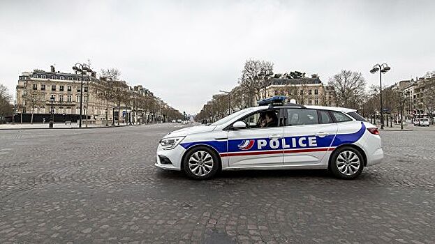 В Париже полиция прибывает к месту, где ожидается акция "желтых жилетов"