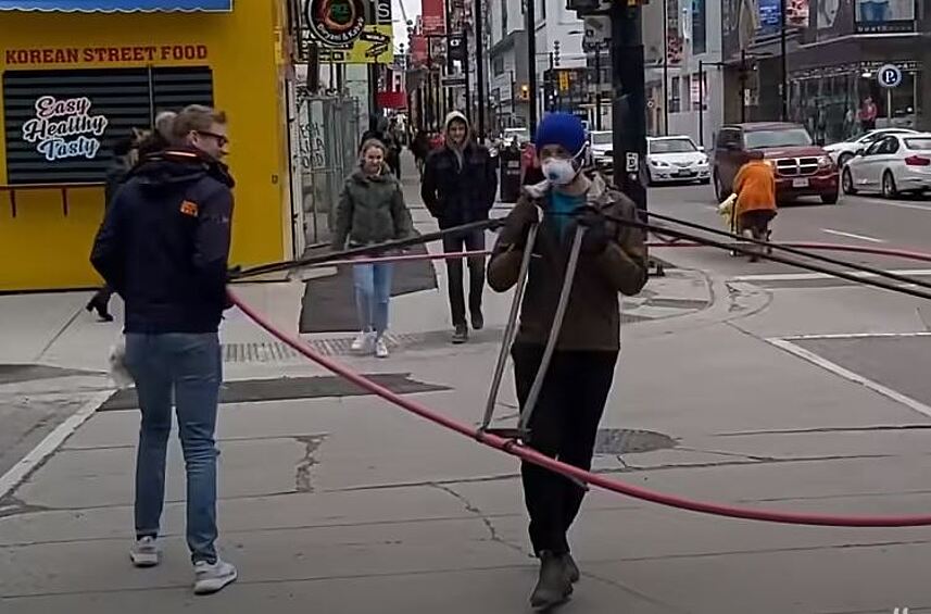 В таком костюме коронавирус не страшен. Хочется или нет, дистанцию соблюдать придется.