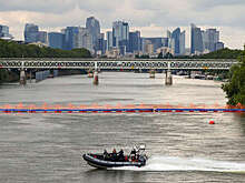 В пригороде Парижа супруги утонули после падения машины в Сену