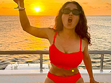 59-летняя Сальма Хайек отметила день рождения на палубе яхты в шикарном бикини: фото