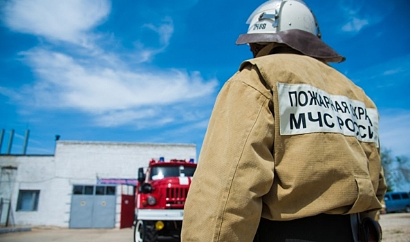 В Волгоградской области спасатели вывели четверых детей из горящего дома