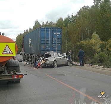 Водитель и пассажир легковушки чудом выжили в ДТП с фурой под Новосибирском