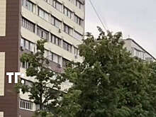 В Подмосковье на видео попало, как мужчина на стрипах бегал по проезжей части