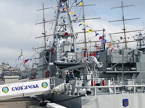 Киев обвинил ФСБ в попытках помешать кораблям в Азовском море
