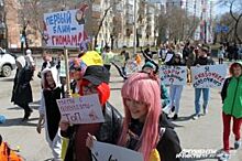 В Перми пошла «Монстрация» с шуточными плакатами