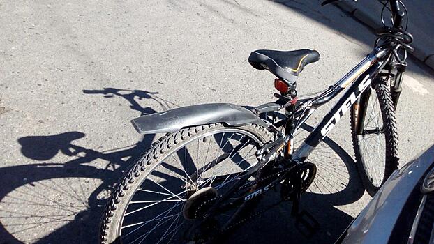 Девушка-велосипедистка попала под колеса автомобиля в Вологде