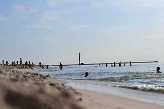 На городском пляже Балтийска спасатели помогли мужчине выбраться на берег