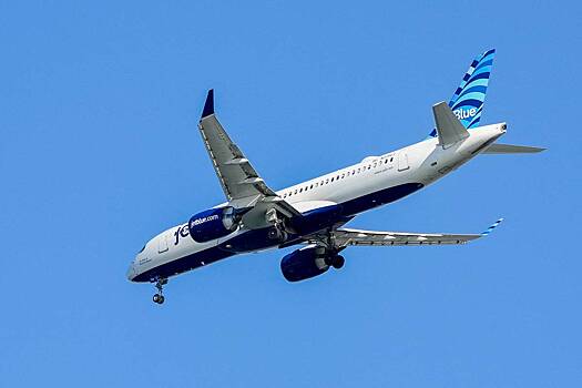 Двигатель самолета с 180 пассажирами на борту отказал после громкого хлопка