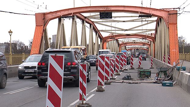 Изменилась схема движения транспорта по мосту на улице Киевской
