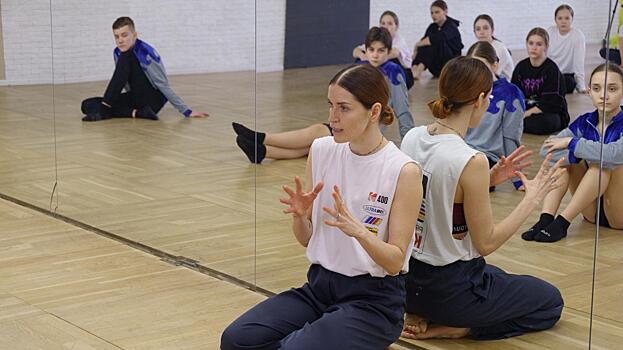 Участница «Танцев на ТНТ» Лена Пена научила вологжан «рисовать телом»