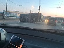 На проспекте Ленина перевернулся грузовик