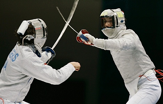 Спортсмены сборной США Роджерс Джейсон (Rogers Jason) и сборной России Сергей Шариков (слева направо) в момент поединка. 2004 год
