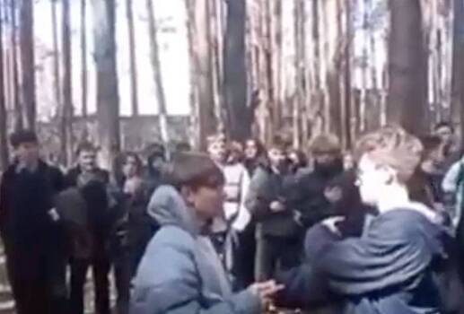 В России школьники вышли на «стрелку» перед толпой сверстников и попали на видео