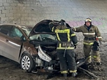 В Воронеже попавшая в ДТП машина упала с Северного моста