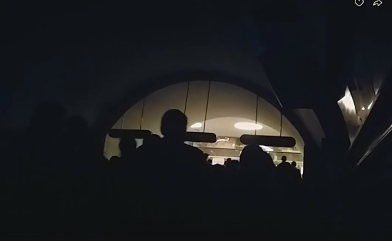 Пассажиры на станции «Невский проспект» оказались в кромешной темноте. Видео