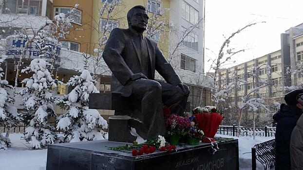 В Якутске возложили цветы к памятнику Владимиру Ларионову