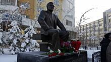 В Якутске возложили цветы к памятнику Владимиру Ларионову