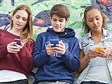 В США хотят запретить пользоваться смартфонами до 21 года