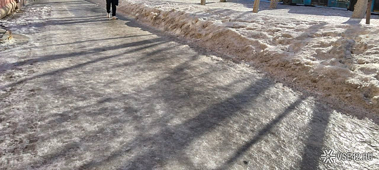 Люди нехотя скользят по льду: Кемерово превратился в большой линейный каток