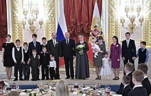 Путин вручил ордена "Родительская слава" многодетным родителям