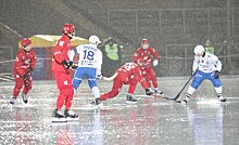 Под дождем и с тяжелой травмой хоккеиста завершился первый матч «Старта» в новом сезоне