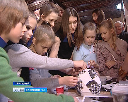 В Янтарном школьники создали декоративный символ ЧМ-18 из солнечного камня