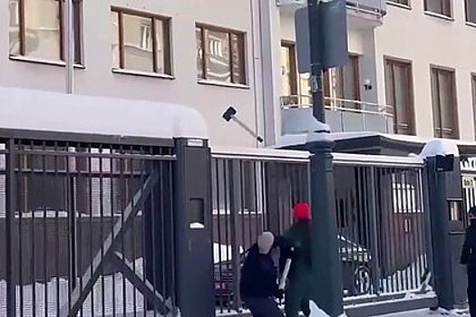 В Москве закидали посольство Финляндии кувалдами
