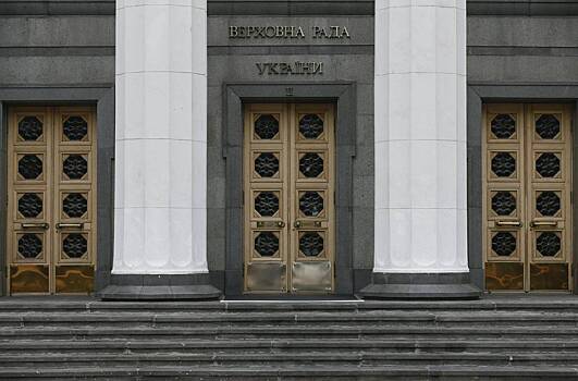Депутаты партии Порошенко заблокировали трибуну Рады с одним требованием