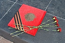 Акция «Горсть памяти» состоялась у монумента «Штыки»
