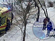 Из окна дома на улице Карпинского выпала женщина