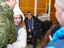 В аэропорту Надыма встретили бойца СВО, прибывшего в отпуск по ранению