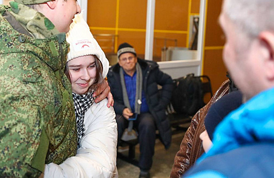 В аэропорту Надыма встретили бойца СВО, прибывшего в отпуск по ранению