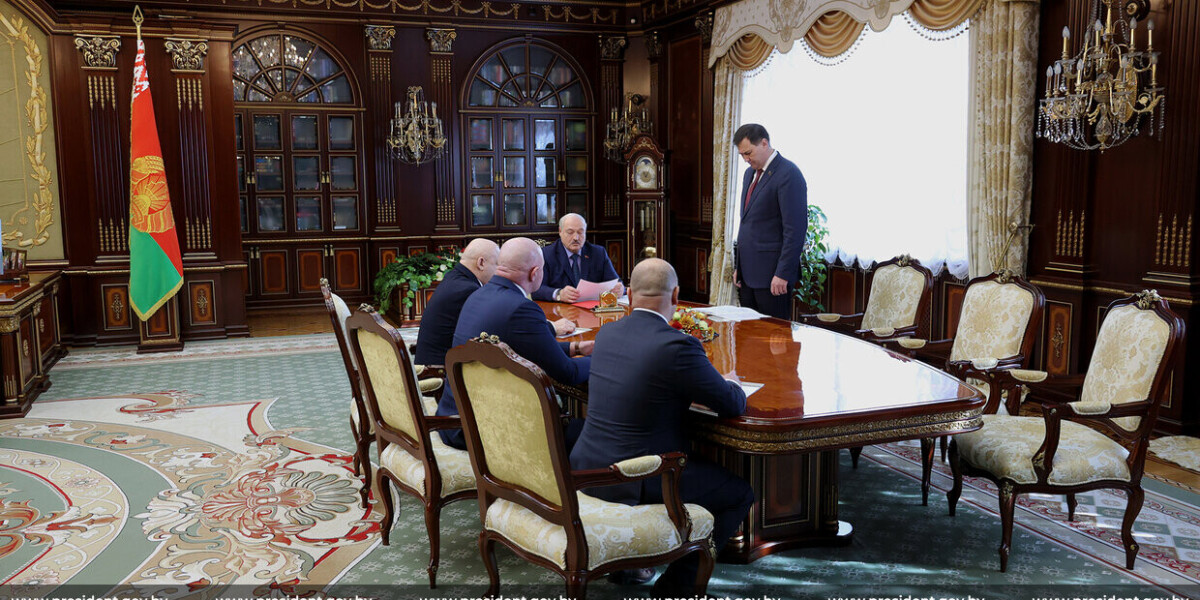 Лукашенко призвал управленцев к более активному диалогу с населением