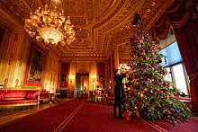 Королевский двор показал рождественское убранство Виндзорского замка