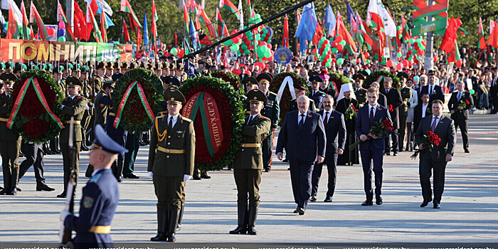 Символ исторической памяти: сотни белорусов посетили монумент Победы в Минске с цветами и портретами фронтовиков