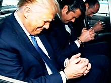 Губернатор Калифорнии Ньюсом опубликовал видео с Трампом и Хегсетом в наручниках