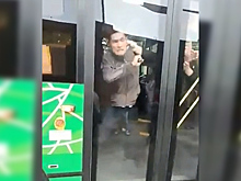 Водитель рейсового автобуса в Алма-Ате запер пассажиров и устроил драку. Видео