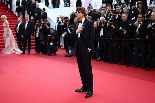 Актер Том Круз в костюме с бабочкой презентовал фильм в Каннах